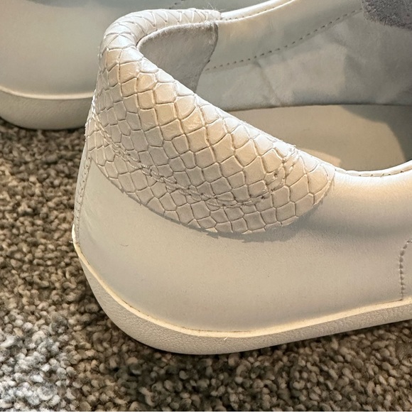 Banana Republic white leather sneakers with snakeskin detail - Picture 5 of 12